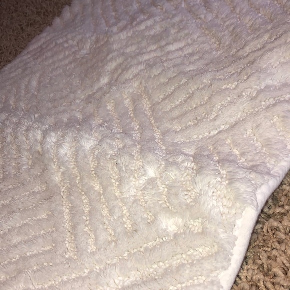 2 Rugs - Picture 3 of 5